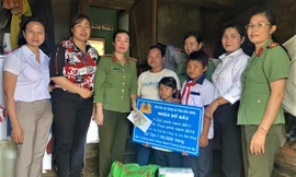 Công an tỉnh Đắk Nông hỗ trợ hàng chục trẻ kém may mắn