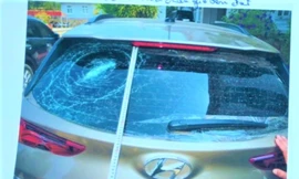 Khởi tố nam thanh niên ném đá, bổ rìu vỡ kính ô tô… cho vui