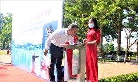 Nước tự động phun lên, người dùng có thể uống trực tiếp