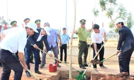 Lãnh đạo UBND huyện Đắk Mil tham gia trồng cây sau lễ phát động