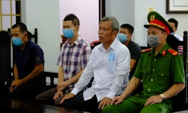 Bị cáo Trịnh Sướng theo dõi luật sư bào chữa cho mình
