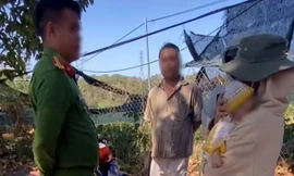 Con khóc giữa quán cơm, mẹ bị báo công an vì nghi bắt cóc 