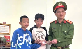 Nhặt được xấp tiền, hai nam sinh lớp 6 trình báo công an