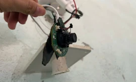 Phát hiện camera gắn trong phòng tắm hai nữ sinh