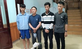 Nhóm đối tượng bị bắt cùng tang vật. Ảnh: V.Tiếp