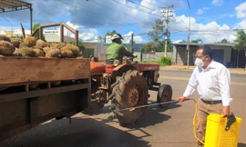 Phun thuốc khử khuẩn xe vận chuyển sầu riêng ra khỏi xã Ea Tiêu