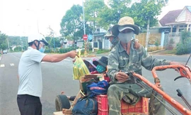 Anh K'panh được chốt kiểm soát dịch COVID-19 số 2 tại xã Ea Tiêu tặng lương thực, thực phẩm