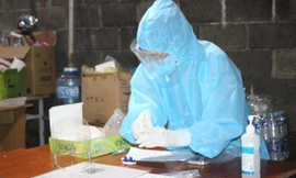 Cán bộ y tế chuẩn bị lấy mẫu xét nghiệm SARS-COV-2