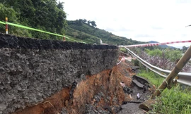 Tỉnh lộ 7 sạt lở nứt toác, gần 1 năm vẫn chưa khắc phục