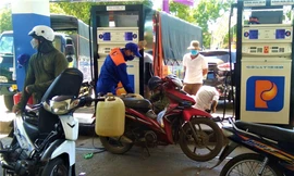 Dòng người xếp can mua xăng dầu, cơ quan chức năng nói gì?