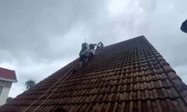 Nghẹt thở cứu nam thanh niên leo lên nóc nhà cao tầng đứng suốt nhiều giờ 