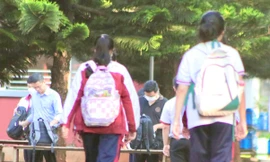 Dư luận chưa hết xôn xao việc trường học kiểm tra balo, soát người học sinh mỗi ngày