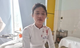 Nữ sinh dùng guốc đánh bạn cùng lớp tóe máu đầu