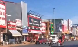 Clip: Người đàn ông chạy xe máy tốc độ ‘tên lửa’, nhiều người thót tim