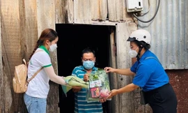 Các tình nguyện viên trao tận tay túi quà yêu thương cho hoàn cảnh đặc biệt