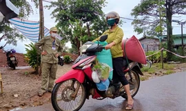 Bà Thanh đã 61 tuổi vẫn nhiệt tình tham gia đội hình đi chợ giúp dân