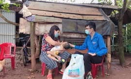 Trưởng nhóm thiện nguyện Ea Kao _Vòng tay yêu thương tặng quà cho hộ khó khăn