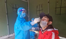 Cán bộ y tế Đắk Nông lấy mẫu xét nghiệm. Ảnh minh họa