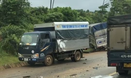 Bốn xe tải va chạm liên hoàn trên quốc lộ, nhiều người bị thương