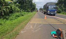 CLIP: Xe bán tải lấn làn húc xe máy ở Đắk Lắk, 3 người trong gia đình tử vong