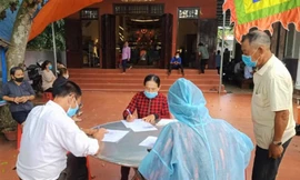 Cơ quan chức năng xã Ea Na lập biên bản những người tập trung tại đình. Ảnh Facebook