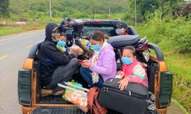 Hai gia đình bị hỏng xe giữa đường, được nhóm thiện nguyện giúp đỡ