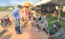 Chủ tịch UBND huyện Đắk R'lấp, hỏi thăm tình hình những công dân đi bộ về quê