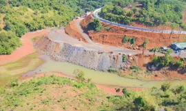 Phạt một chủ doanh nghiệp xây nhà trái phép, lấn chiếm lòng hồ thủy điện