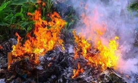 Mang nước ra hố rác dập lửa đang cháy, người thân tá hỏa phát hiện thi thể cụ ông