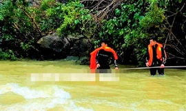 Ô tô lao xuống sông, tài xế mất tích