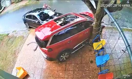 Clip người đàn ông lái ô tô liên tục húc xe con đậu trên đường