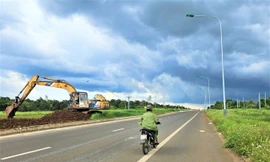 Có biển cấm, xe vẫn phóng ào ào trên đại lộ nghìn tỷ đang thi công