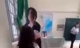 Đình chỉ học nữ sinh đánh, lấy chích điện hù dọa bạn