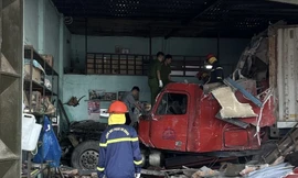 Xe container lao vào nhà dân, ít nhất 3 người tử vong