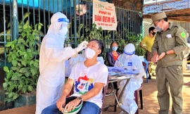 Lực lượng y tế TP. Buôn Ma Thuột lấy mẫu xét nghiệm SARS-CoV-2 cho toàn dân