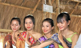 Thiếu nữ người Việt gốc Lào