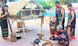 Thầy cúng dùng máu tươi bôi lên các vật dụng trong gia đình