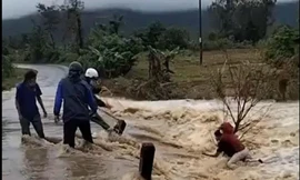 Nhiều người ứng cứu người phụ nữ rơi xuống suối