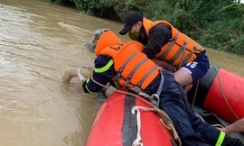 Lực lượng cứu hộ đưa thi thể thiếu niên lên bờ