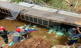 Cận cảnh cứu hộ xe tải chở 18 tấn phân bón lao xuống suối, tài xế tử vong
