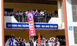 Clip xúc động hàng nghìn học sinh bí mật tổ chức lễ chia tay thầy hiệu trưởng