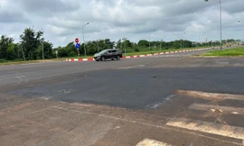 Sắp bàn giao, nhiều vị trí ở đại lộ nghìn tỷ bị cắt, bóc thảm nhựa để... sửa giáp mí