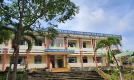 Dự lễ tri ân, phụ huynh tá hỏa phát hiện con không có trong danh sách của trường