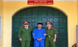 Khởi tố đối tượng vi phạm nồng độ cồn, bật máy cắt cỏ đe doạ công an