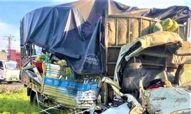Chiếc xe tải bị biến dạng nặng, vợ tài xế tử vong