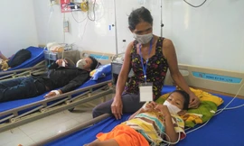 Cháu Y.H. Niê Hra đang được điều trị tại bệnh viện sau khi ăn thịt cóc