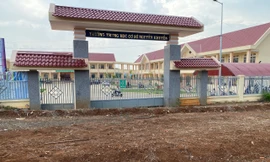 Cổng trường khang trang khóa im lìm, giáo viên, học sinh lòng vòng đi cổng phụ