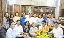 Lãnh đạo T.Ư Đoàn cùng gia đình Đại tướng Võ Nguyên Giáp. Ảnh: Hải Yến