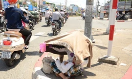 Thêm vụ 'cái bang' hành xác em bé giữa trời nắng