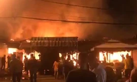 Cháy lớn làm nhiều kiốt tại chợ Phước Long bị thiêu rụi